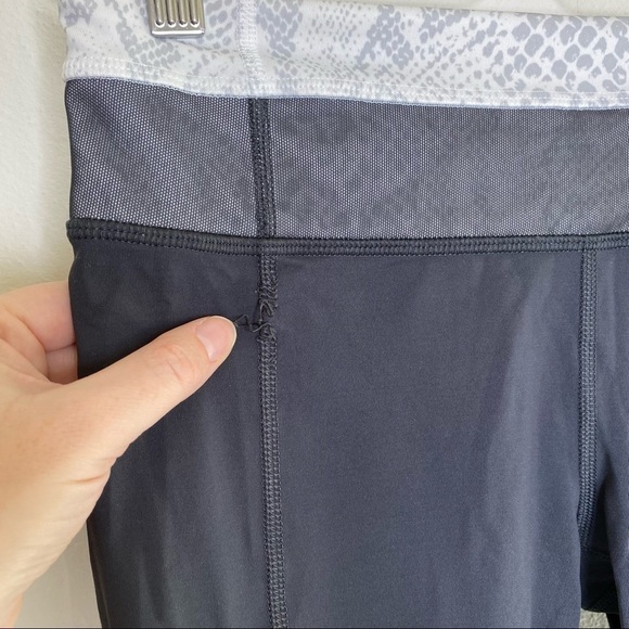 Lululemon Mesh With Me Crop Deep Coal / Desert Snake White Silver Fox - Picture 2 of 10